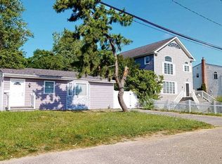 847 E Bay Dr, West Islip, NY