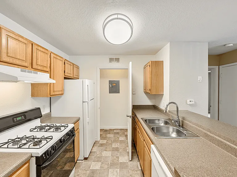 Cambridge Cove and Kathleen Pointe Apartment Homes — Photo 16