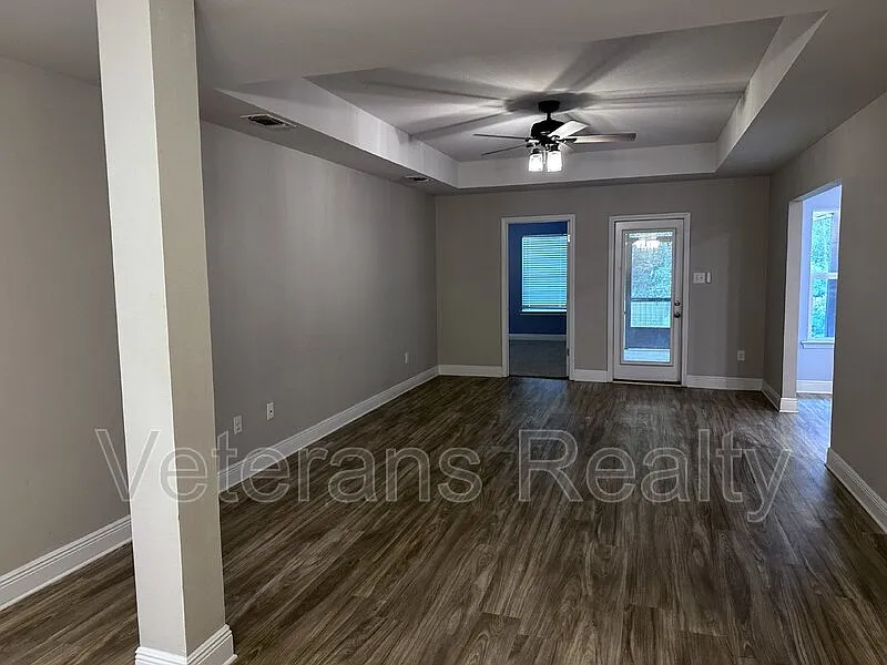 3 bed, 2.0 bath, 1476 sqft, $1,800 — Photo 3