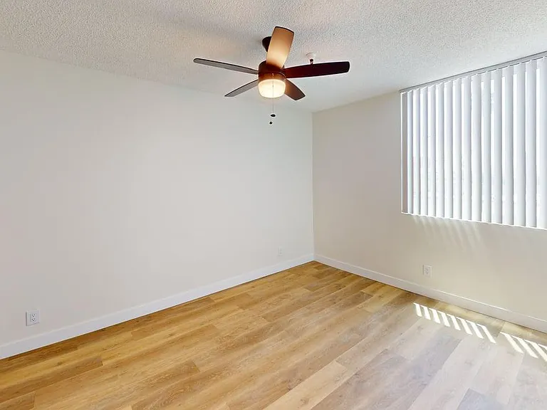 Chateau Regent Apartments — Photo 13