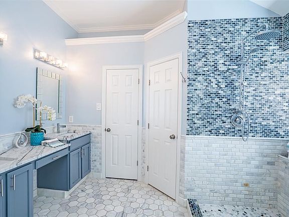 5th image of 10609 Robincreek Ln