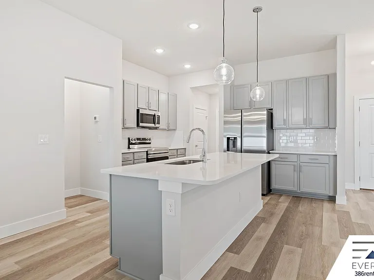 71 Point Of Woods Dr — Photo 9