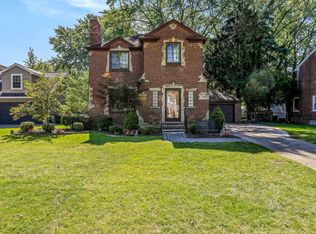 1083 Roslyn Rd, Grosse Pointe Woods, MI 48236