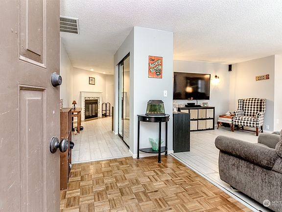 5th image of 12701 214th Avenue Ct E