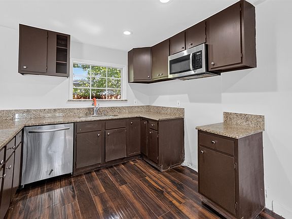 5th image of 3108 Bideker Ave