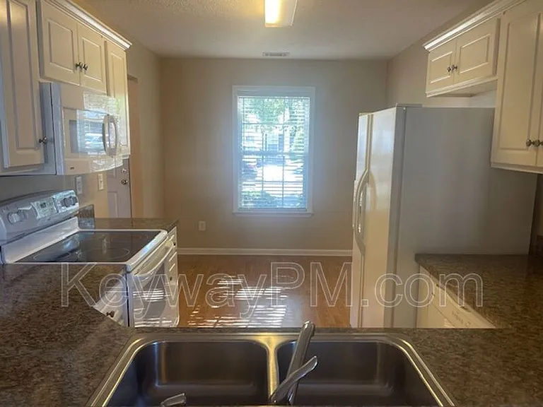 208 Satomi Way — Photo 2