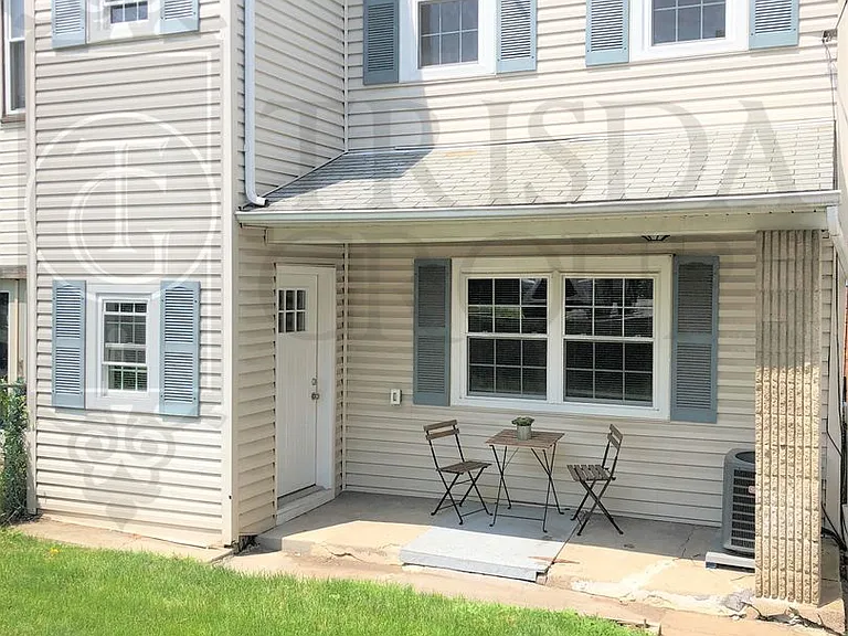 605 Griffin St — Photo 3