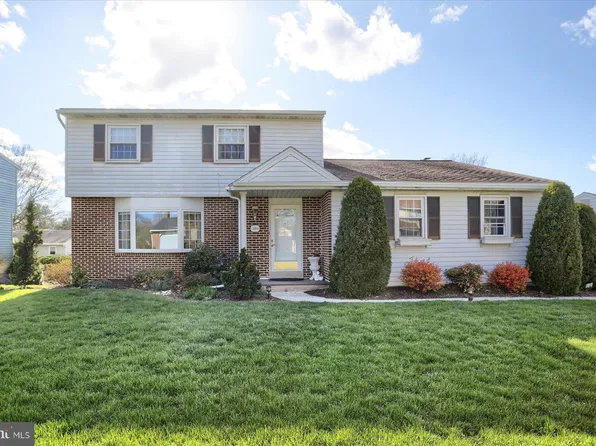 526 Fairway Dr, Camp Hill, PA 17011