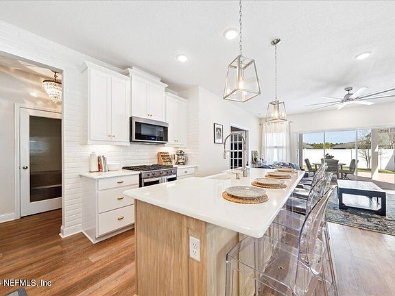 2nd image of 459 NARROWLEAF Drive