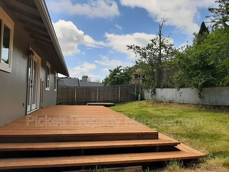 212 NE Torval Canyon Rd — Photo 19