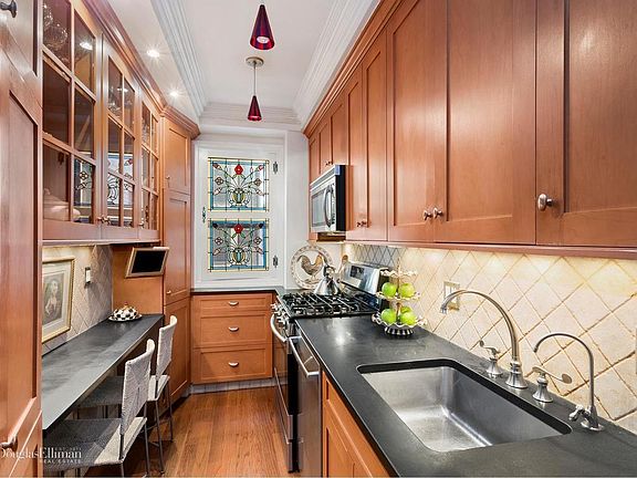 4th image of 444 E 52nd St APT 4C