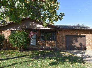 453 W Clay St, El Paso, IL 61738