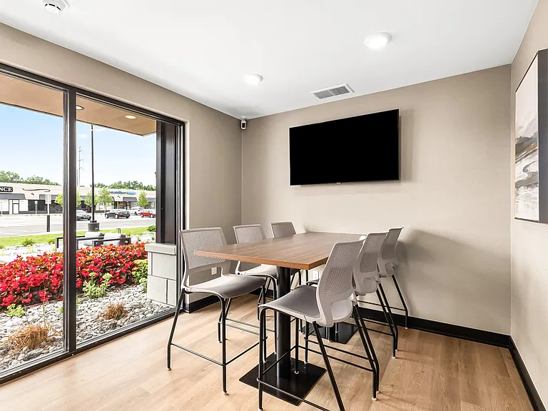 Sterling Center Apartments — Photo 6