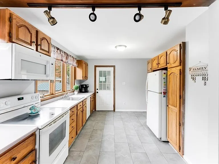 34 Julian Rd — Photo 17