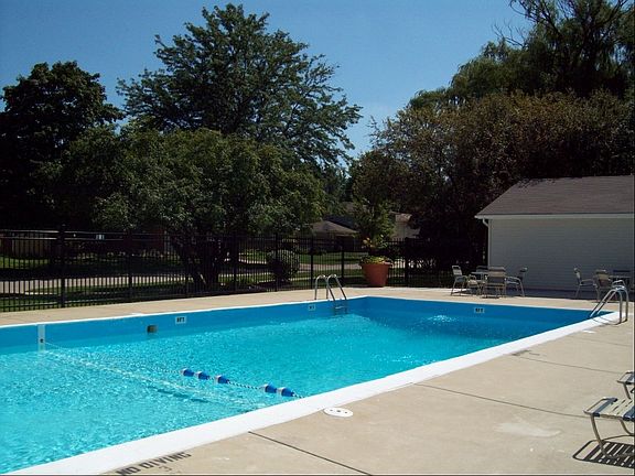 4th image of 225 Walnut Dr APT 106A