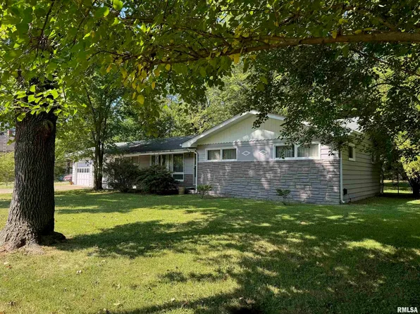 211 S McLeansboro St, Benton, IL 62812