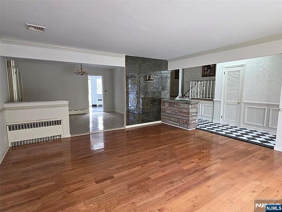 4th image of 225 Somerset Road