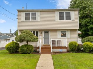 320 Aster Road, West Islip, NY 11795