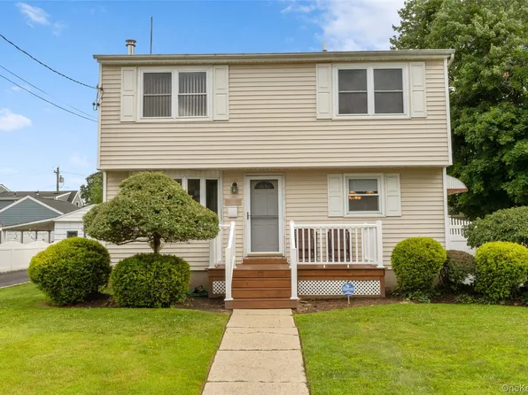 320 Aster Road, West Islip, NY 11795