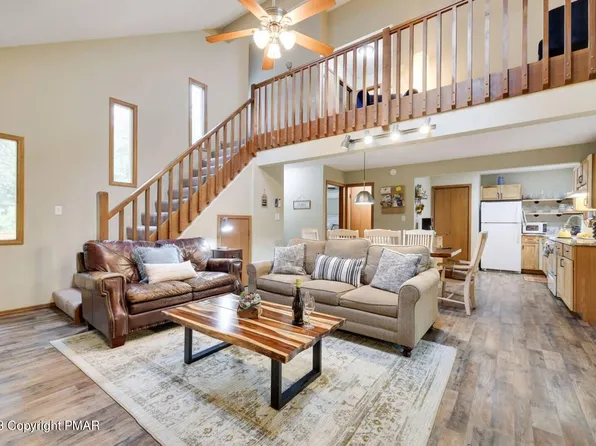 1704 Rolling Hills Dr, Tobyhanna, PA 18466