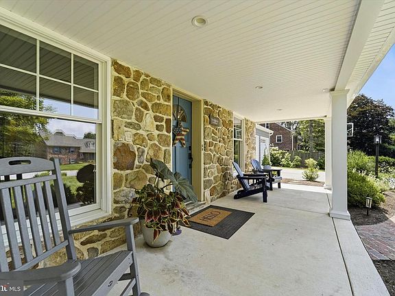 4th image of 19 Clover Ln
