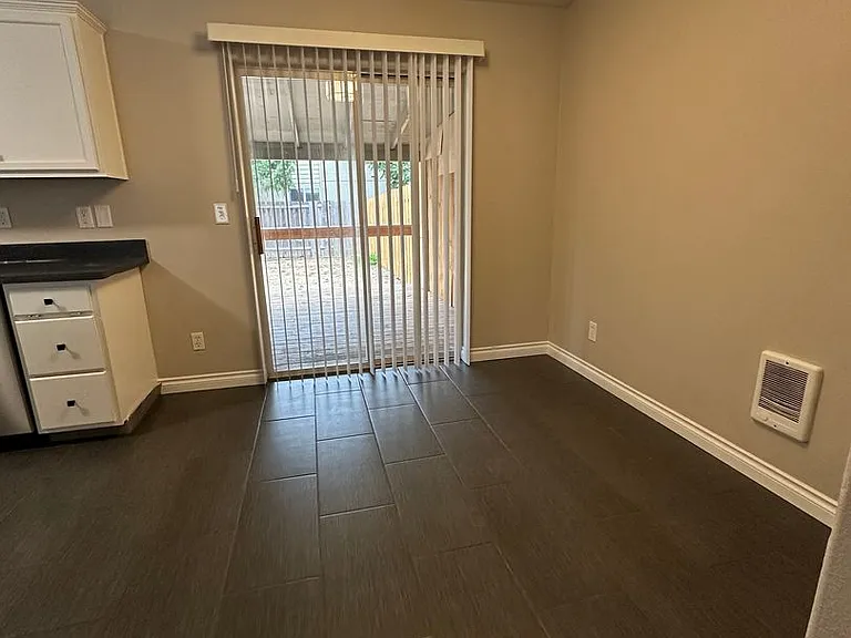 3327 Rockingham Ct NE — Photo 8