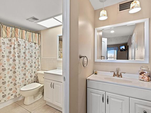 4th image of 19451 Gulf Blvd APT 712