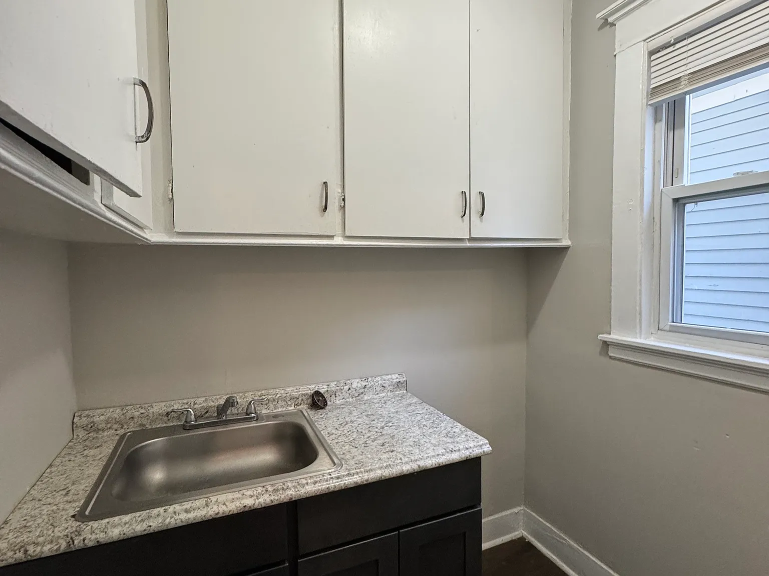 3 bed, 1.0 bath, 3282 sqft, $1,600 — Photo 3