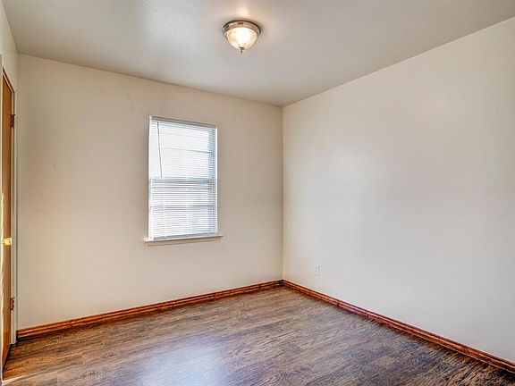 5th image of 3856 Castle Hills Dr