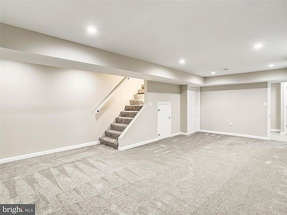 5th image of 2620 Keith St