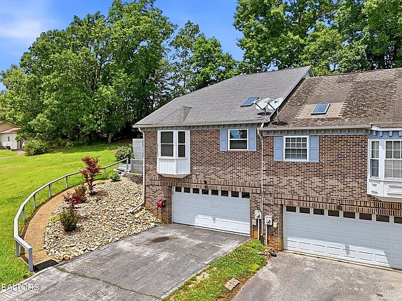 2nd image of 211 Farmington Trl