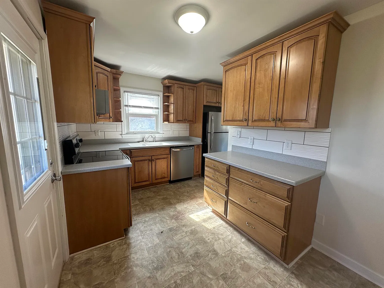 3 bed, 1.0 bath, 1080 sqft, $1,700 — Photo 4
