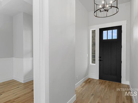 4th image of 1674 Clydesbank Ave