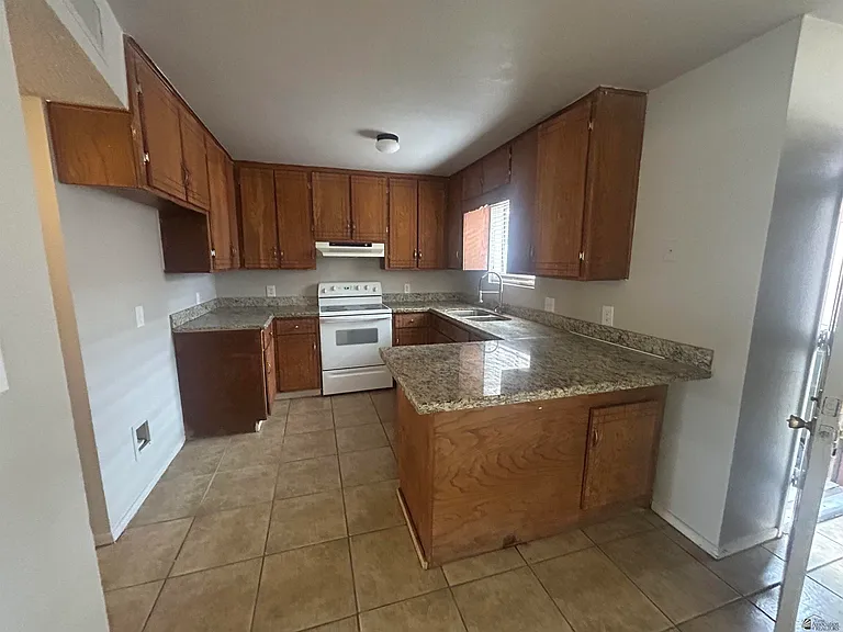 143 W 27th Pl — Photo 4
