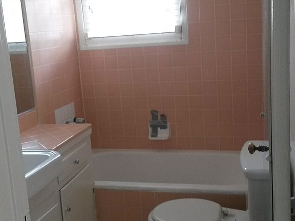 4th image of 7056 1/4 Hawthorn Ave