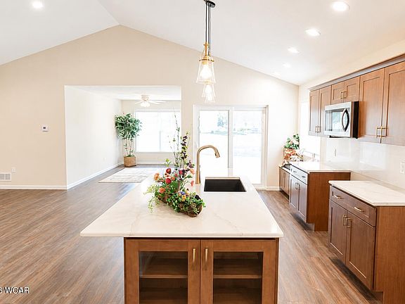 4th image of 206 Eagles Point St E