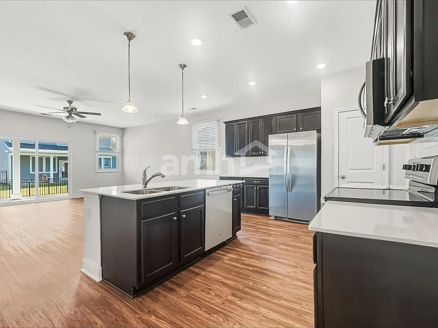 3 bed, 2.0 bath, 1605 sqft, $2,360 — Photo 4