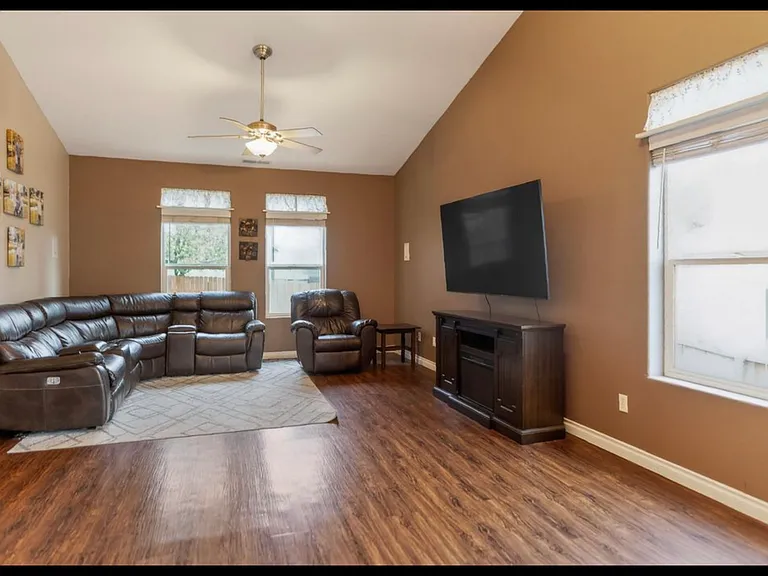 5134 Chestnut Ln — Photo 3