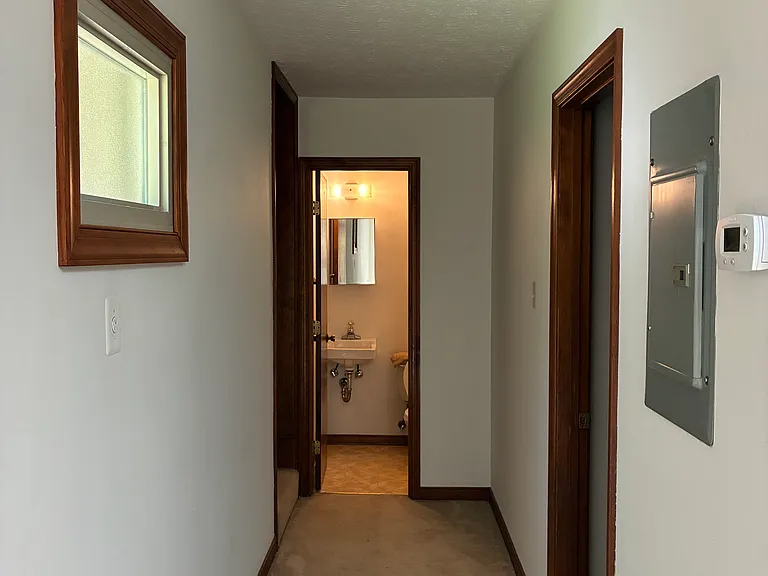 Hall to MBR, bonus room and 1/2 bath