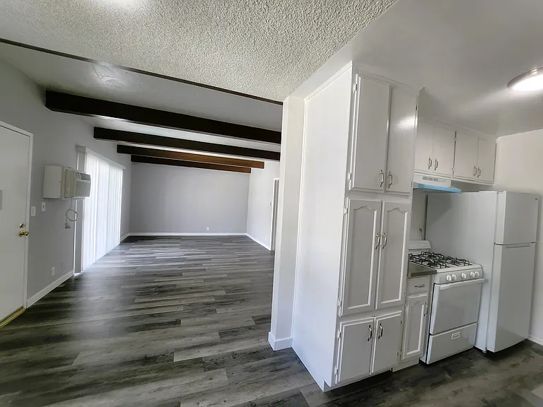 425 N Hobart Blvd — Photo 8