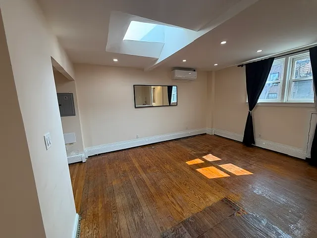 2 bed, 1000 sqft, $4,300 — Photo 2
