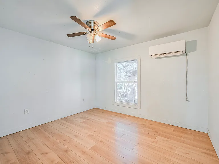 1131 W Johnson St — Photo 8