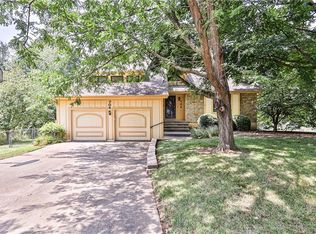 704 SW New Orleans Ct, Lees Summit, MO 64081