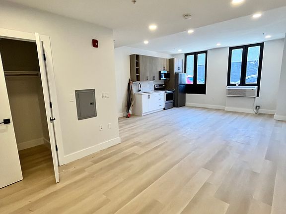 2nd image of 314-316 Forrest St #101