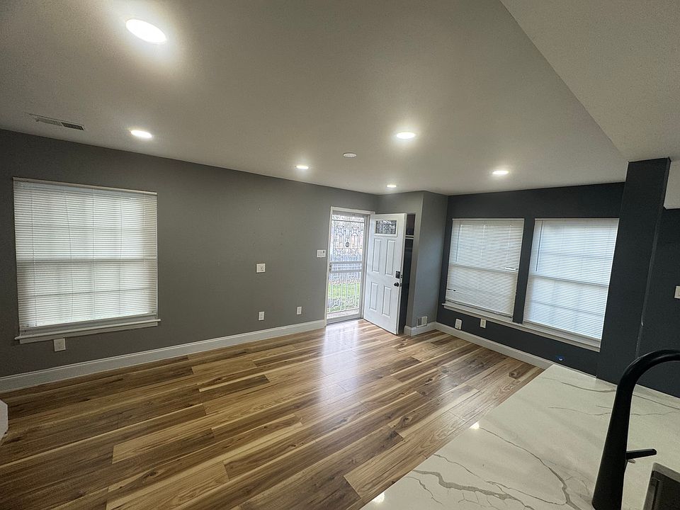 Main entrance to the living room ( hardwood floor)