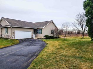 512 Hampton Lake Dr, Essexville, MI 48732