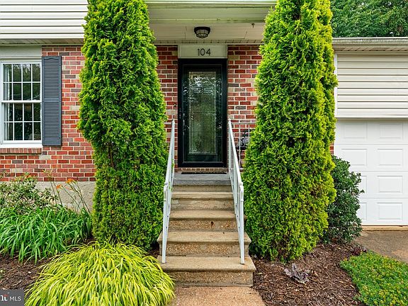 3rd image of 104 Medlow Ct