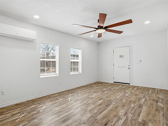 4th image of 801 W 1st St