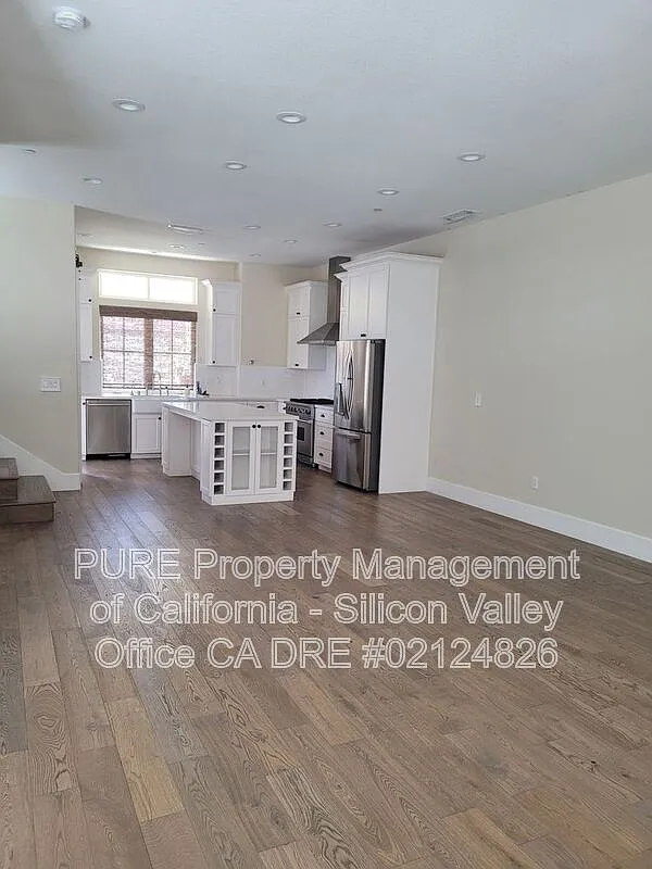 4 bed, 3.5 bath, 2165 sqft, $7,200 — Photo 2