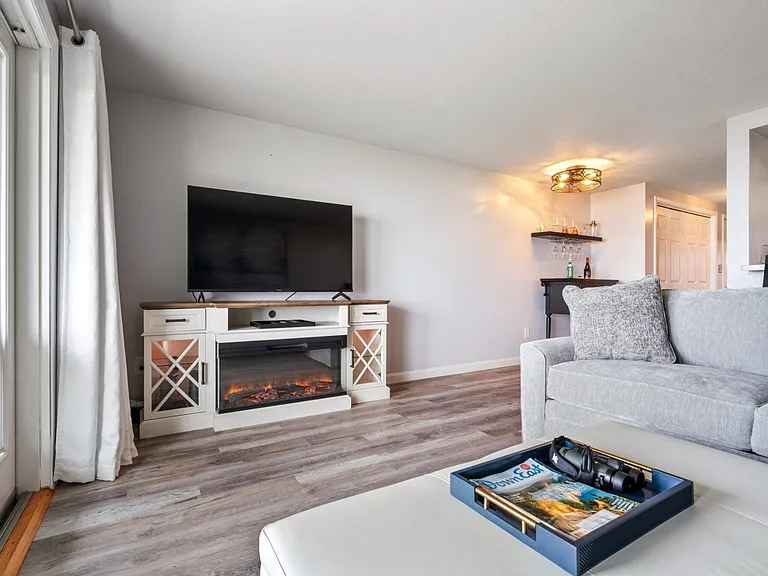 105 E Grand Ave #7 — Photo 8
